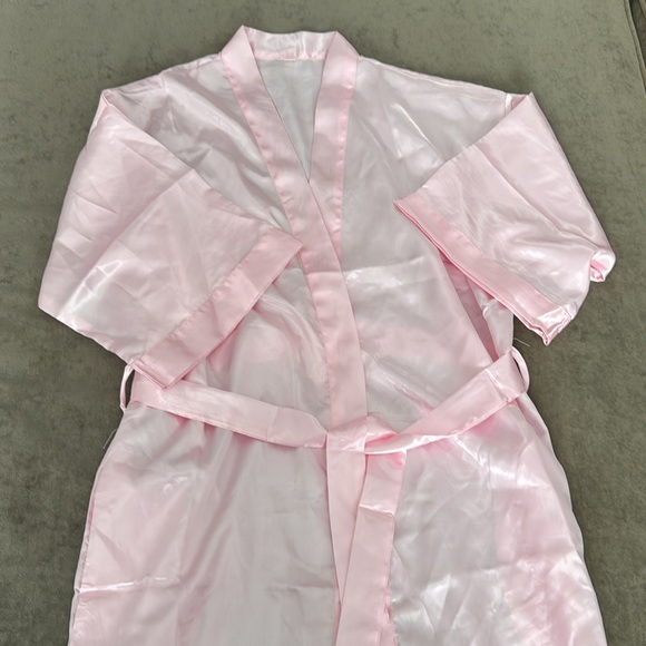 Silky robe with pockets. Belt included. Short sleeve. Color- pink. Size small - Picture 3 of 3